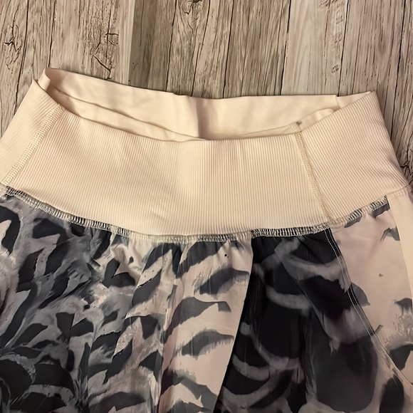 LULULEMON Dance to Yoga Pants Pretty Plume Angel Wing Black Sz 4 - Picture 4 of 9